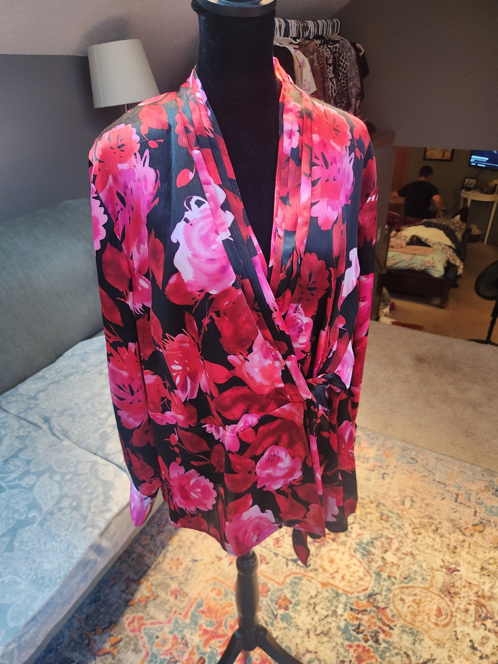 Jones New York Silky Woman Floral Wrap Blouse Black & Pink Like New 1X - Picture 4 of 11